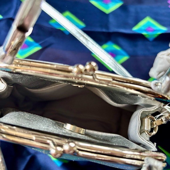 🩶 UO Silver Vegan Leather Crossbody Mini Purse w/ Kiss Lock Snap Closure NWT 🩶 - Picture 8 of 12